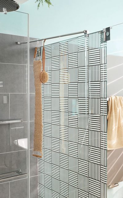 Das geometrische Dekor Carpet 1, das großflächig an der Seitenwand angebracht ist, wirkt sehr markant und verleiht der Duschkabine eine gewisse Leichtigkeit.